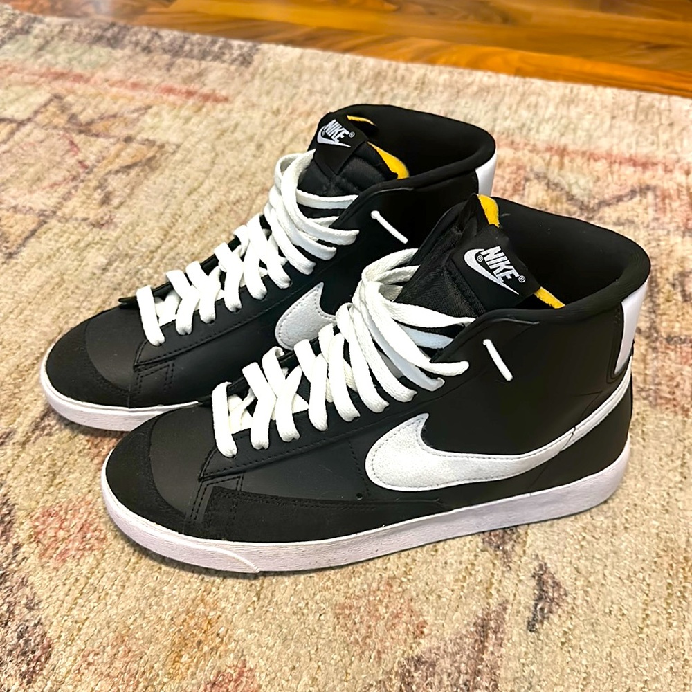 Nike Blazer Mid ‘77 Women’s 9.5 Men’s 8